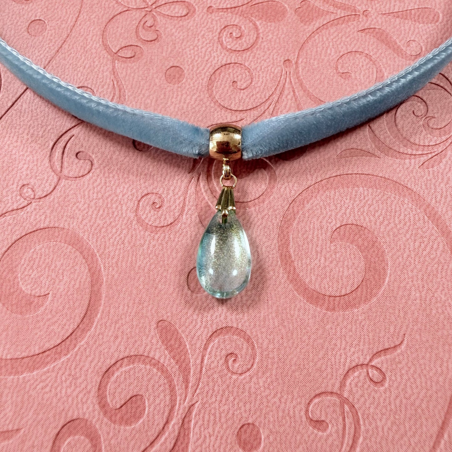 Glass Teardrop Velvet Choker Necklace – Blue Glitter