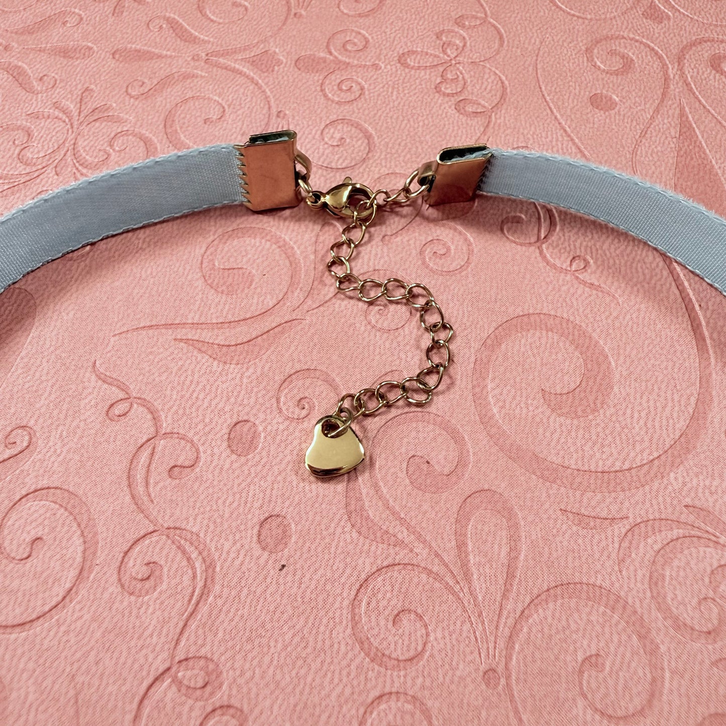 Glass Teardrop Velvet Choker Necklace – Blue Glitter