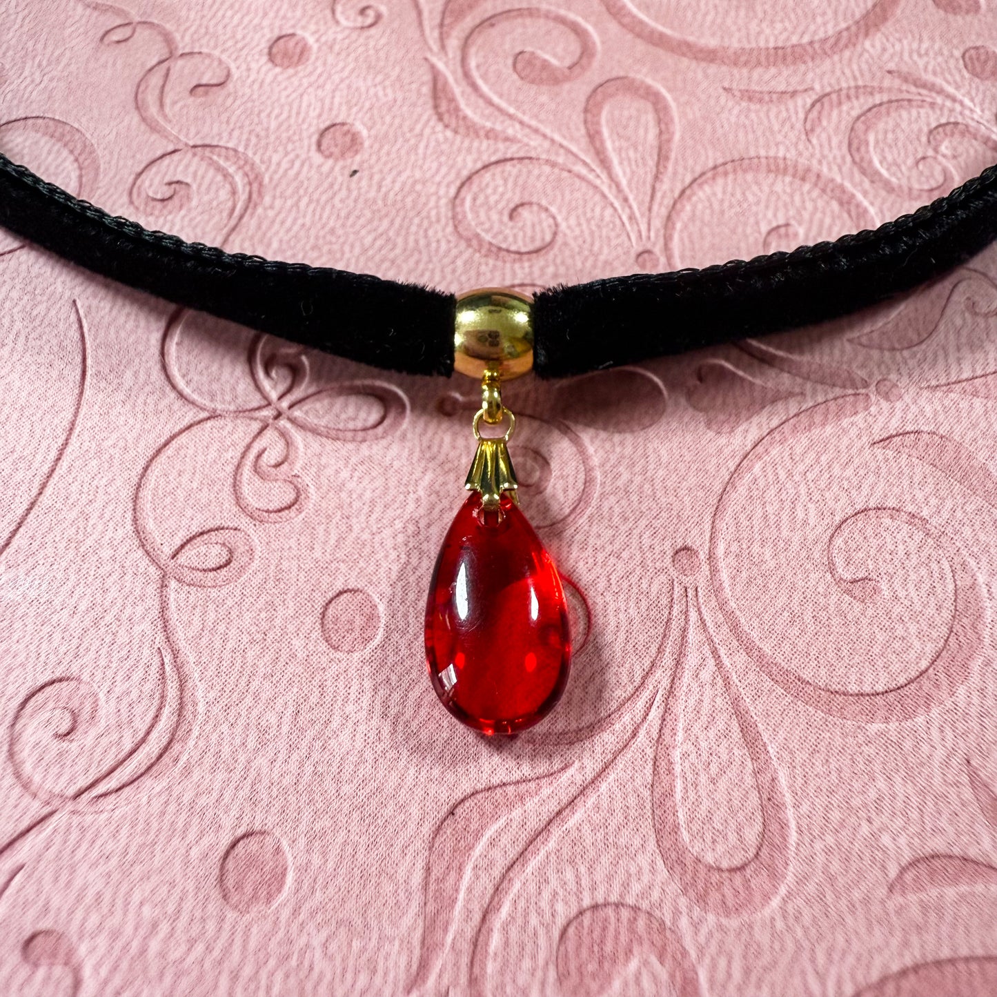 Glass Teardrop Velvet Choker Necklace – Deep Ruby