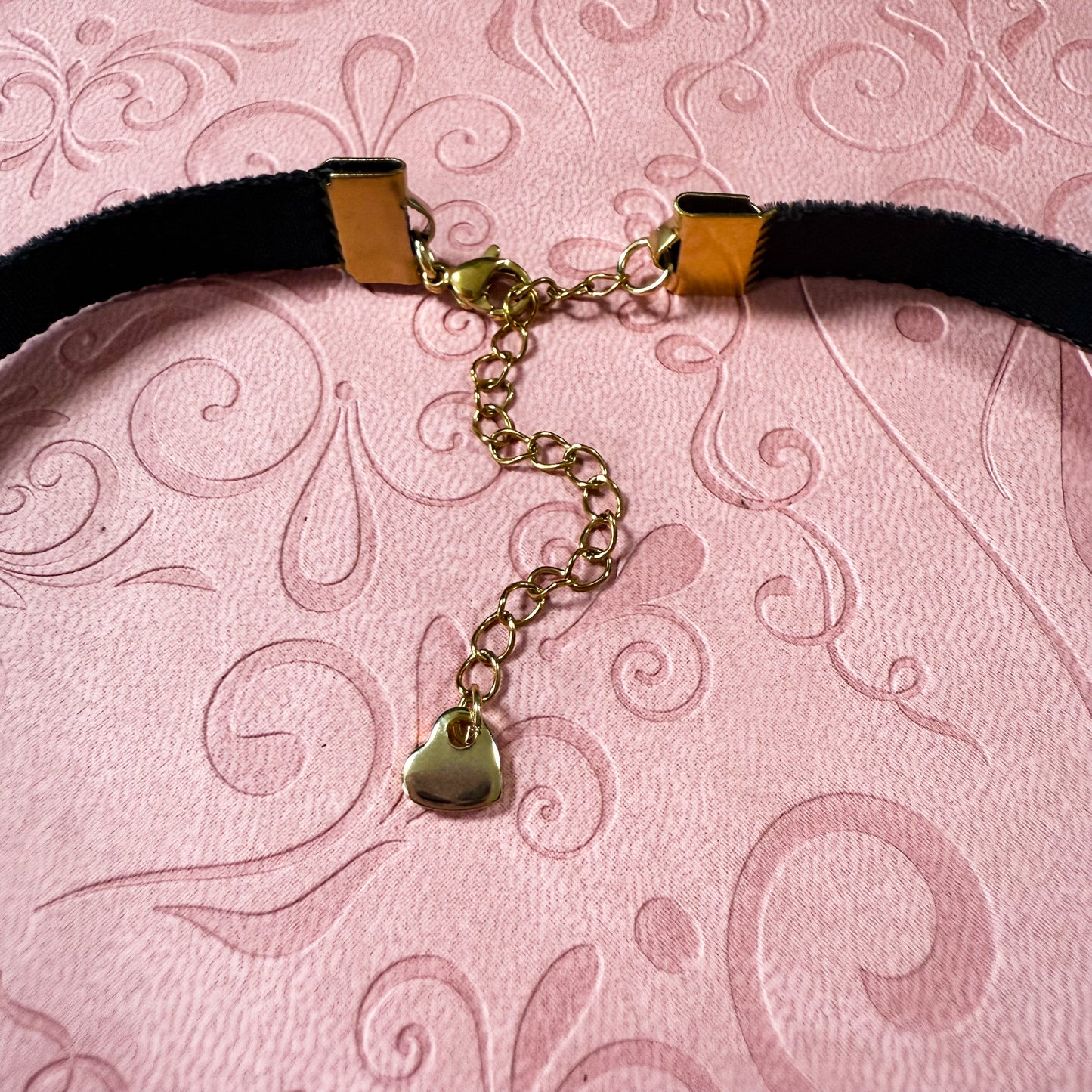 Glass Teardrop Velvet Choker Necklace – Deep Ruby