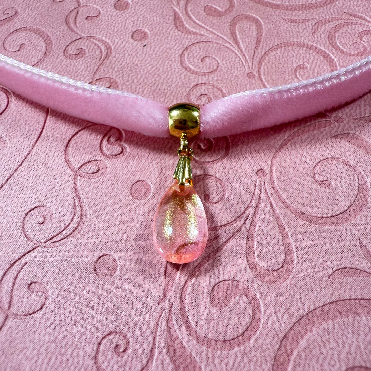 Glass Teardrop Velvet Choker Necklace – Peach Gold Sparkle
