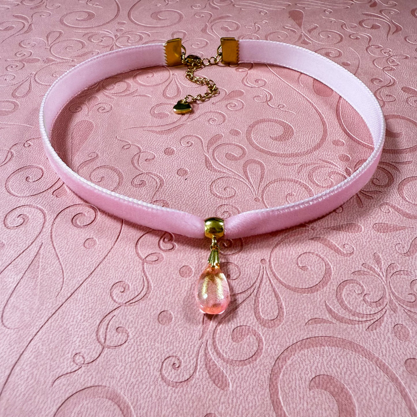 Glass Teardrop Velvet Choker Necklace – Peach Gold Sparkle