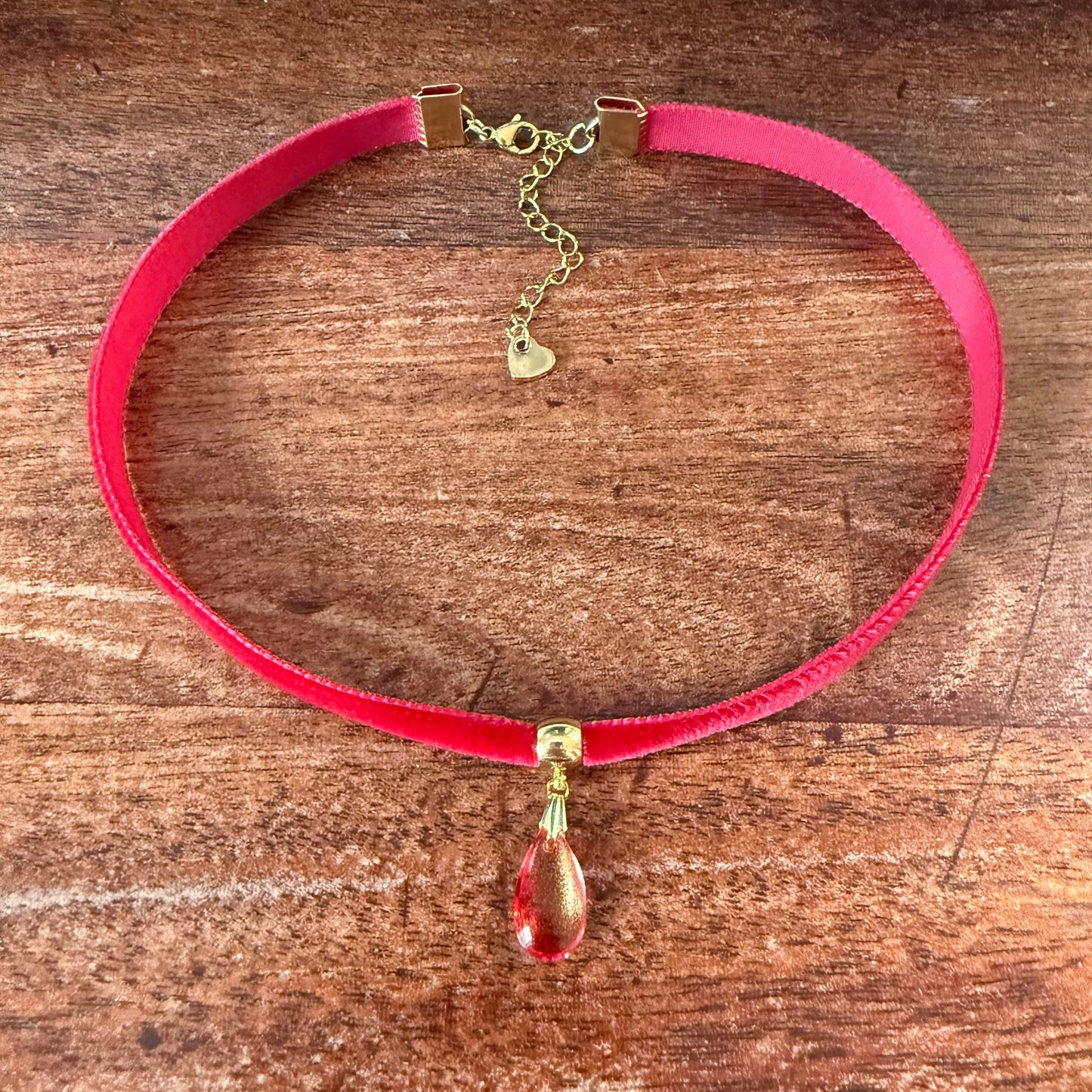 Glass Teardrop Velvet Choker Necklace – Crimson Gold Sparkle